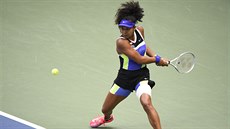 Naomi Ósakaová hraje bekhend ve finále US Open,