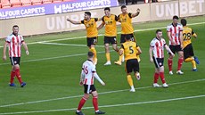 Fotbalisté Wolverhamptonu oslaví gól na hiti Sheffieldu United.