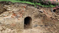 Na snímku je sklepení v P�íbramské ulici v A�i objevené v roce 2018. Sou�asný...