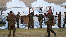etí vojáci staví stany pro obyvatele tábora Moria na ostrov Lesbos. (12....