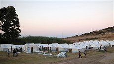 Řečtí vojáci staví nové stany pro obyvatele tábora Moria na ostrově Lesbos....
