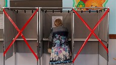 ena v sibiském mst Tomsk za plentou vybírá, komu dá v regionálních volbách...