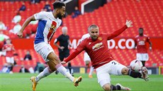 Andros Townsend (Crystal Palace) dává gól. Marn ho brání Luke Shaw z...