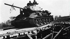 Sovětský tank T-34/85, věžové číslo 1-13, 63. gardové tankové brigády při...