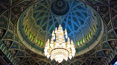 Gigantický křišťálový lustr v největší mešitě v zemi