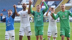 Fotbalisté Slovácka slaví po výhe v Teplicích