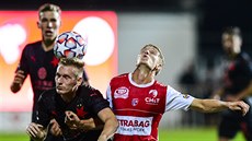 Pardubický Emil Tischler (vpravo) a Petr evík ze Slavie