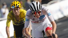 Tadej Pogačar finišuje v 15. etapě Tour de France před Primožem Rogličem.
