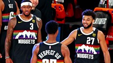Basketbalisté Denveru se radují z výhry.