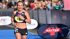 Eva Vrabcová Nývltová dobíhá do cíle Ústeckého plmaratonu.