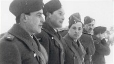 Českoslovenští zajatci v německém zajateckém táboře Stalag Luft III, Arnošt Valenta je uprostřed, vlevo je Ivo Tonder, vpravo Jiří Maňák.