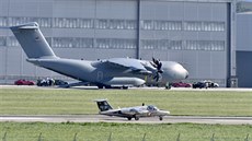 Dny NATO v Ostrav. Letoun A-400M Atlas nmecké Luftwaffe v pozadí a cviný...