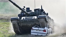Tank T-72M4CZ pi ukázce veejnosti drtí starý vz.