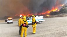 S celkem 28 vtími poáry v Kalifornii ve stedu zápasilo na 14 000 hasi. V...