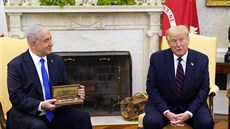 Americký prezident Donald Trump a izraelský premiér Benjamin Netanjahu ped...