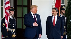 Americký prezident Donald Trump a ministr zahranií Spojených arabských emirát...