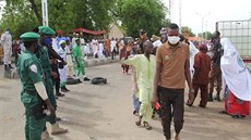 �aríjská policie na severu Nigérie dohlí�í na v��ící, kte�í jdou do me�ity na...