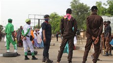 Šaríjská policie na severu Nigérie dohlíží na věřící, kteří jdou do mešity na...