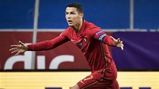Cristiano Ronaldo bí oslavit jednu ze svých tref v utkání Ligy národ mezi...