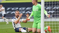 Harry Kane, útoník Tottenhamu, lituje nepromnné ance. Vpravo kleí branká...
