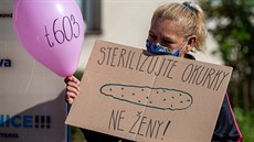Jedna ze žen, které v Ostravě protestovaly kvůli odškodnění za protiprávní...