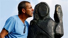 Slovinský lidový umlec Ale upevc odhalil novou bronzovou sochu Melanie...