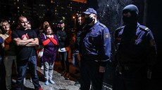 Blorutí policisté chrání ze na sídliti v Minsku, na kterou demonstranti u...