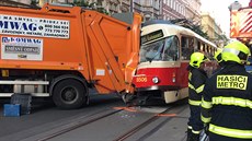 Nehoda tramvaje s popeláským vozem v ulici Korunní.