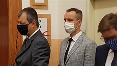 Obžalovaný Vojtěch Chaura (uprostřed) u Okresního soudu v Trutnově (10. 9. 2020)
