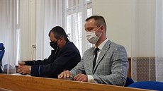 Obalovaný Vojtch Chaura (vpravo) u Okresního soudu v Trutnov (10. 9. 2020)