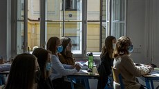 Studenti Gymnázia Na Zatlance mají p�i vyu�ování rou�ky. T�ída je v�trána okny,...