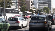 Auta na k�i�ovatce u zimního stadionu budou kv�li poni�enému semaforu �ídit...