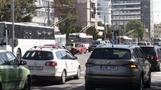 Auta na kiovatce u zimního stadionu budou kvli ponienému semaforu ídit...