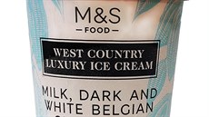 Luxusní smetanová zmrzlina z bílé okolády, s omákou z hoké okolády a...