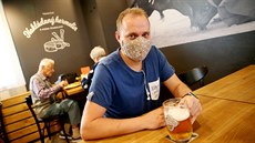 Zákazníci brn�nské restaurace La Corrida. Op�t platí povinnost no�ení rou�ek ve...