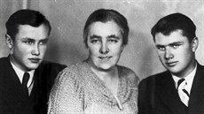 Marie Moravcová se svými syny Vlastimilem (vlevo) a Miroslavem (vpravo) .