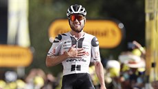 Marc Hirschi se raduje z vítzství ve 12. etap Tour de France.