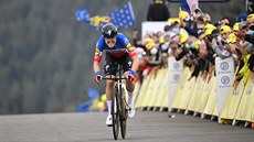 Remi Cavagna dojídí do cíle asovky na Tour de France.