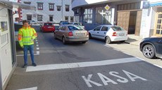 Marie �t�pánková se svými dv�ma kolegy za ka�dého po�así vybírají desetikoruny...