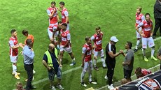 Kou� Jind�ich Trpi�ovský gratuluje pardubickému týmu k jeho výkonu proti Slavii...