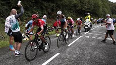 Nairo Quintana v deváté etap Tour de France, za ním Romain Bardet, Rigoberto...
