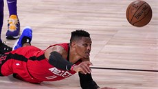 Russell Westbrook z Houstonu se vrhá po míi.