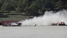Romain Grosjean a Max Verstappen po nehod krátce po startu Velké ceny...
