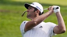 Jon Rahm pi tréninkovém kole ped US Open na hiti Winged Foot.