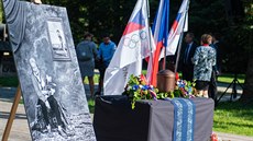 Pietní akt s uložením ostatků Dany Zátopkové na valašském Slavíně ve skanzenu v...
