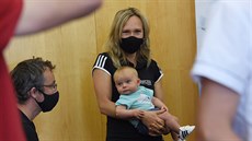 Eva Vrabcová Nývltová s dcerou na tiskové konferenci p�ed p�lmaratonem v Ústí...