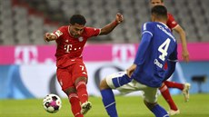Serge Gnabry z Bayernu stílí gól v utkání proti Schalke.