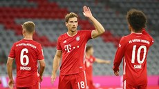 Leon Goretzka slaví se spoluhrái z Bayernu Mnichov svj gól.