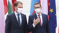 Polský premiér Mateusz Morawiecki (vpravo) se svým slovenským protjkem Igorem...