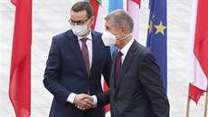 Polský premiér Mateusz Morawiecki se svým eským protjkem Andrejem Babiem na...